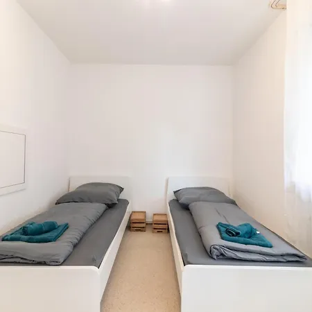 Monteurapartment I 6 Betten I Kueche I Waschmaschine I Balkon I Garten Apartment *