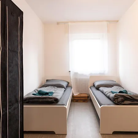 Monteurapartment I 6 Betten I Kueche I Waschmaschine I Balkon I Garten Apartment *